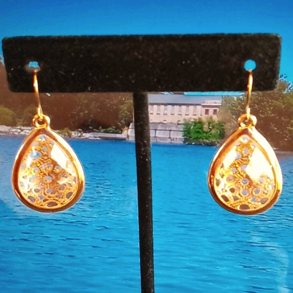 Facet Cut Clear and Gold Tone Earrings Brand New - Picture 1 of 6